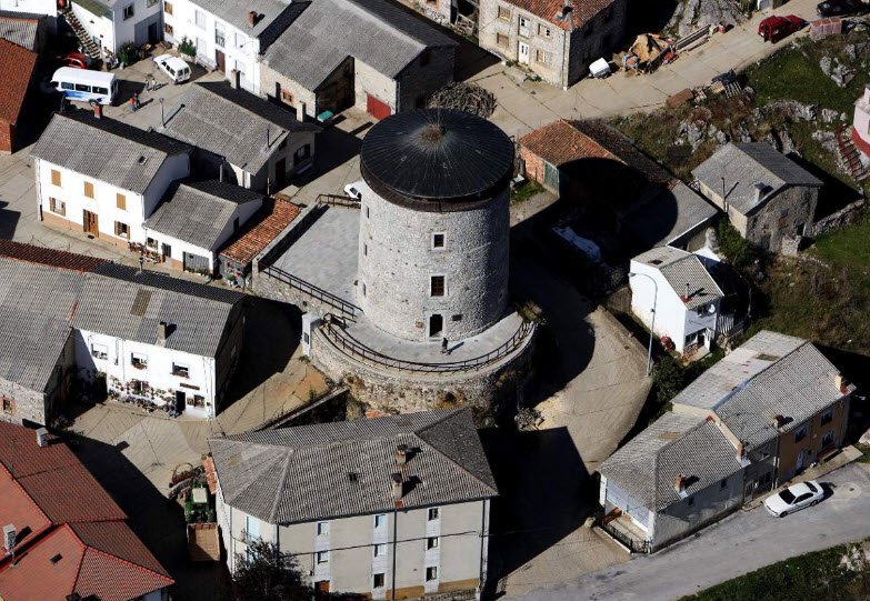 Casa del Parque El Torreón de Puebla de Lillo, Spain